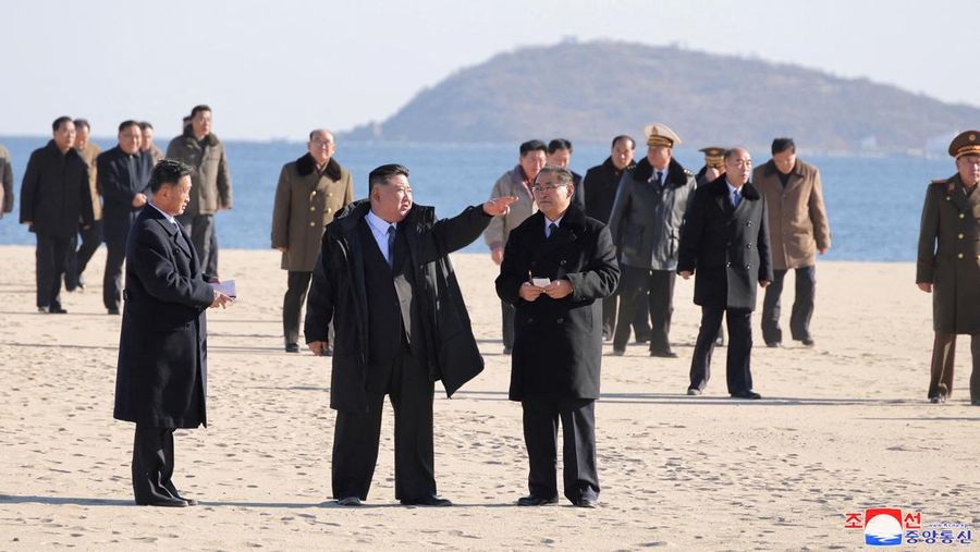 Pemimpin Korea Utara Kim Jong Un dan putrinya Kim Ju Ae mengunjungi kawasan wisata pesisir Kalma yang baru dibangun di Wonsan, Korea Utara, 29 Desember 2024, dalam foto yang dirilis oleh Kantor Berita Pusat Korea resmi Korea Utara. (KCNA via REUTERS)