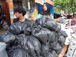 Penjualan Jagung hingga Arang Laris Manis Jelang Malam Tahun Baru