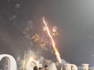 Selamat Tahun Baru 2025! Langit Pantai Losari Makassar Bertabur Kembang Api