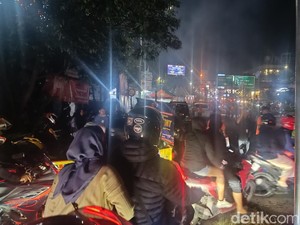 Video: Terjebak Car Free Night Puncak, Ibu Gendong Anak Ini Pilih Jalan Kaki