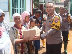 Polres Pasuruan Salurkan Bantuan ke Warga Winongan Terdampak Banjir