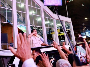 Dua Momen Prabowo Rayakan Tahun Baru Bareng Warga di Bundaran HI
