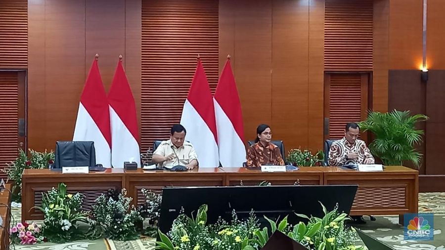 Presiden Prabowo Subianto melakukan rapat dengan Menteri Keuangan, Sri Mulyani di Kantor Kementerian Keuangan, Jakarta, Selasa (31/12/2024). (CNBC Indonesia/Arrijal Rachman)