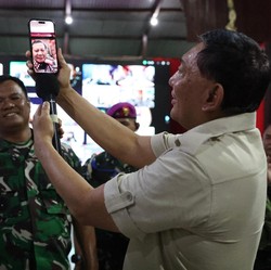 Prabowo & Menhan Sapa Ribuan Prajurit TNI di Papua, Sambut Tahun 2025