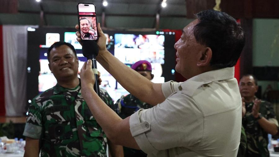 Presiden Prabowo Subianto menyapa ribuan prajurit Tentara Nasional Indonesia (TNI) di daerah penugasan Papua. Sapaan Prabowo dilakukan via video call bersama Menteri Pertahanan Sjafrie Sjamsoeddin di sela-sela acara malam akrab bersama prajurit TNI yang bertempat di Yonif 754/Eme Neme Kangasi (ENK), Timika, Papua Tengah (31/12/2024).