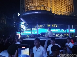 Prabowo Sapa Warga Rayakan Malam Tahun Baru di Bundaran HI