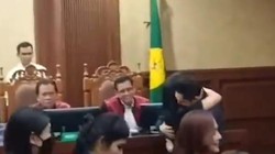 Senyum Hakim Saat Sandra Dewi-Harvey Moeis Berpelukan Jadi Sorotan