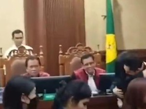 Cerita di Balik Viral Sandra Dewi Peluk Harvey Moeis