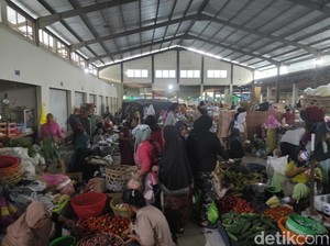 Harga Bahan Pokok di Pasar Mandalika Melonjak Tajam Jelang Tahun Baru