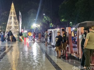 Hujan Ganggu Perayaan Pergantian Tahun di Surabaya