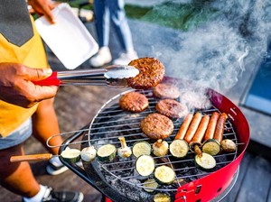 Cara Menyalakan Arang dengan Cepat dan Benar untuk Bakar-Bakar