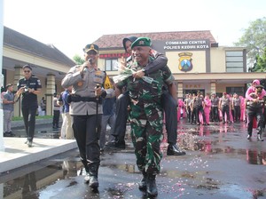 Momen Suami Gendong Istri Usai Naik Pangkat di Polres Kediri Kota