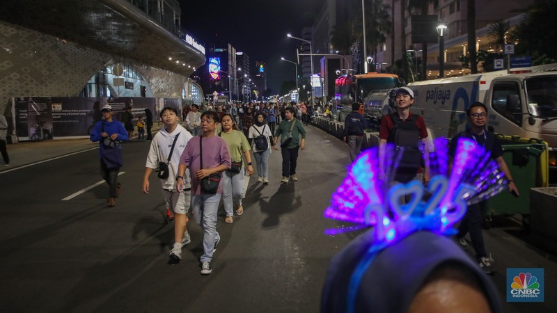 Warga memadati kawasan Bundaran Hotel Indonesia (HI) jelang malam pergantian tahun baru di Jakarta, Selasa (31/12/2024). Warga memadati kawasan Bundaran Hotel Indonesia (HI) jelang malam pergantian tahun baru di Jakarta, Selasa (31/12/2024). (CNBC Indonesia/Faisal Rahman)