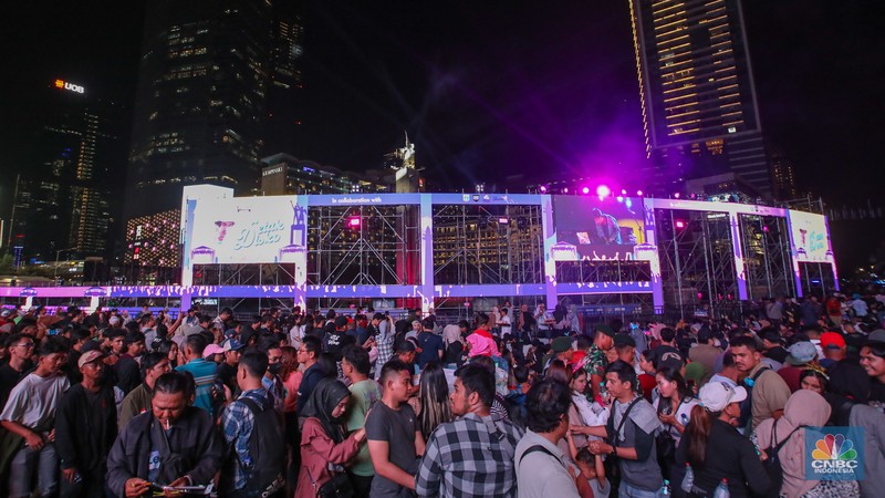 Warga memadati kawasan Bundaran Hotel Indonesia (HI) jelang malam pergantian tahun baru di Jakarta, Selasa (31/12/2024). Warga memadati kawasan Bundaran Hotel Indonesia (HI) jelang malam pergantian tahun baru di Jakarta, Selasa (31/12/2024). (CNBC Indonesia/Faisal Rahman)