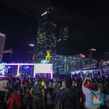 Menyemut! Potret Warga RI Menanti Tahun Baru 2025 di Jakarta