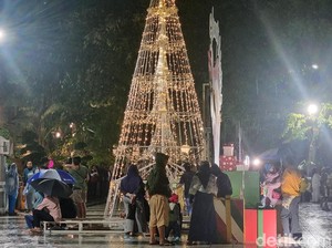 Klakson Imbangi Kembang Api Sambut Tahun Baru di Balai Kota Surabaya