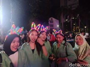 Warga di Bundaran HI Kompak Pakai Baju Sama saat Tahun Baru: Biar Lucu