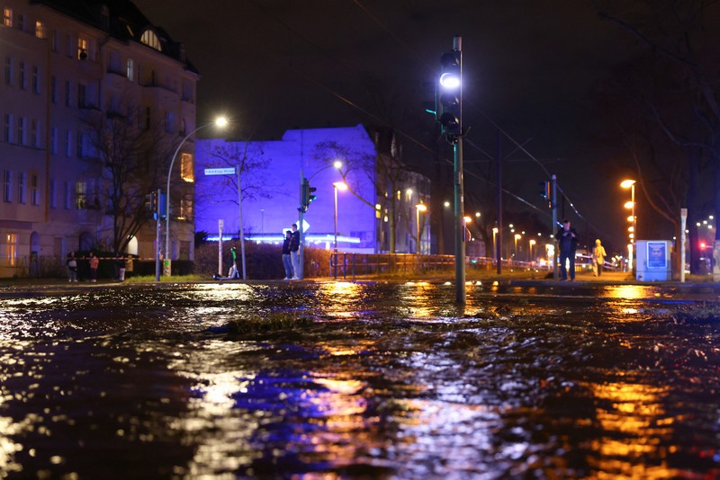 Air mengalir di jalan akibat pipa air pecah pada Malam Tahun Baru, menyebabkan sebagian besar kota tanpa air, di Berlin, Jerman, 31 Desember 2024. (REUTERS/Christian Mang)