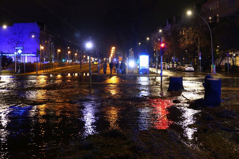 Air mengalir di jalan akibat pipa air pecah pada Malam Tahun Baru, menyebabkan sebagian besar kota tanpa air, di Berlin, Jerman, 31 Desember 2024. Air mengalir di jalan akibat pipa air pecah pada Malam Tahun Baru, menyebabkan sebagian besar kota tanpa air, di Berlin, Jerman, 31 Desember 2024. (REUTERS/Christian Mang)
