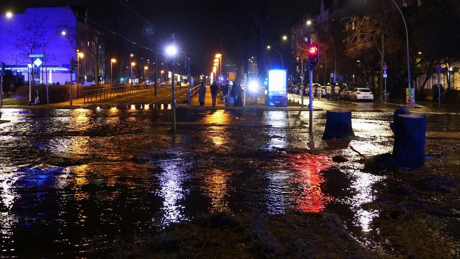 Air mengalir di jalan akibat pipa air pecah pada Malam Tahun Baru, menyebabkan sebagian besar kota tanpa air, di Berlin, Jerman, 31 Desember 2024. (REUTERS/Christian Mang)