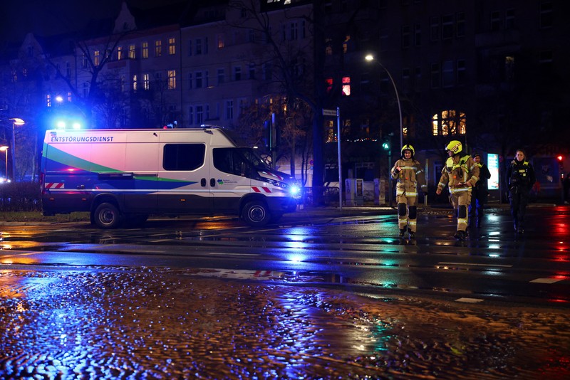 Air mengalir di jalan akibat pipa air pecah pada Malam Tahun Baru, menyebabkan sebagian besar kota tanpa air, di Berlin, Jerman, 31 Desember 2024. (REUTERS/Christian Mang)