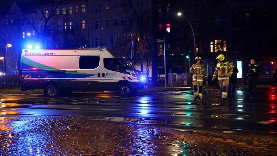 Air mengalir di jalan akibat pipa air pecah pada Malam Tahun Baru, menyebabkan sebagian besar kota tanpa air, di Berlin, Jerman, 31 Desember 2024. (REUTERS/Christian Mang)