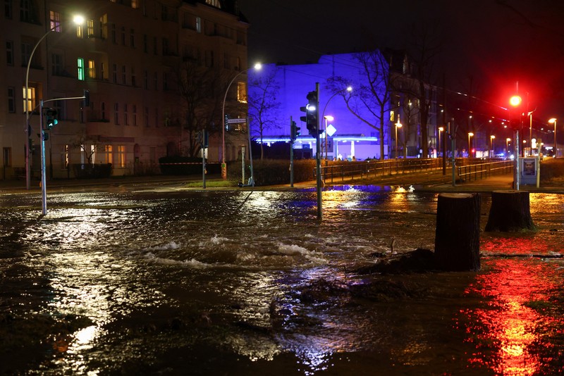 Air mengalir di jalan akibat pipa air pecah pada Malam Tahun Baru, menyebabkan sebagian besar kota tanpa air, di Berlin, Jerman, 31 Desember 2024. Air mengalir di jalan akibat pipa air pecah pada Malam Tahun Baru, menyebabkan sebagian besar kota tanpa air, di Berlin, Jerman, 31 Desember 2024. (REUTERS/Christian Mang)