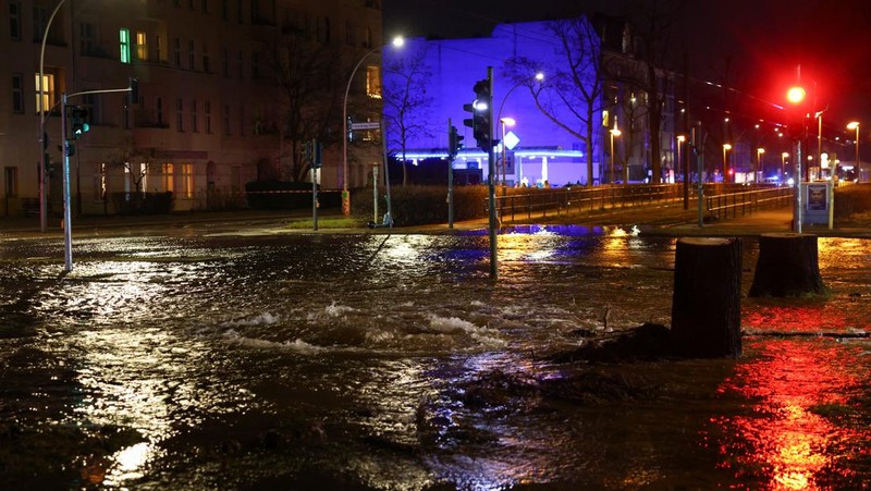 Air mengalir di jalan akibat pipa air pecah pada Malam Tahun Baru, menyebabkan sebagian besar kota tanpa air, di Berlin, Jerman, 31 Desember 2024. (REUTERS/Christian Mang)