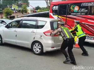 Polisi Siaga di Jalur Tanjakan Arah Wisata Sarangan-Cemoro Sewu