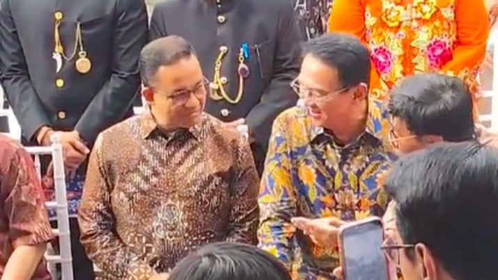 Anies dan Ahok tampak tertawa lepas dan berbisik-bisik di acara Bentang Harapan JakASA untuk menyambut Malam Tahun Baru 2025 pada Selasa (31/12/2024).