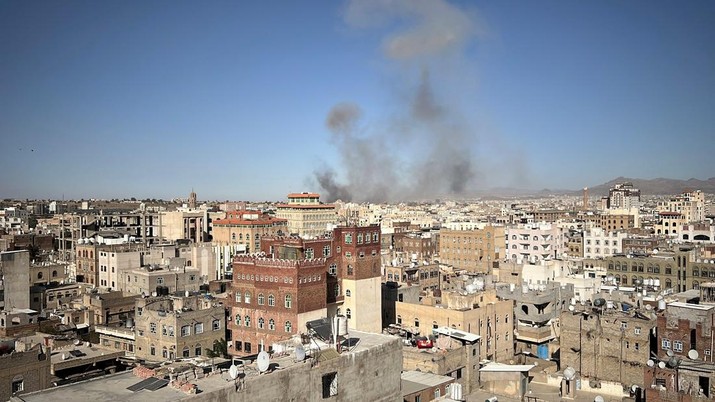 Asap mengepul setelah serangan AS di Sanaa, Yaman, 31 Desember 2024. (REUTERS/Adel al-Khadher)