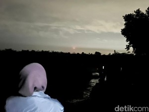 Berburu Cahaya Batang Damar yang Muncul Hanya Saat Tahun Baru di Jambi