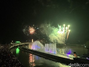 Cantiknya Kembang Api-Laser Air Mancur Jembatan Suroboyo Sambut Awal 2025