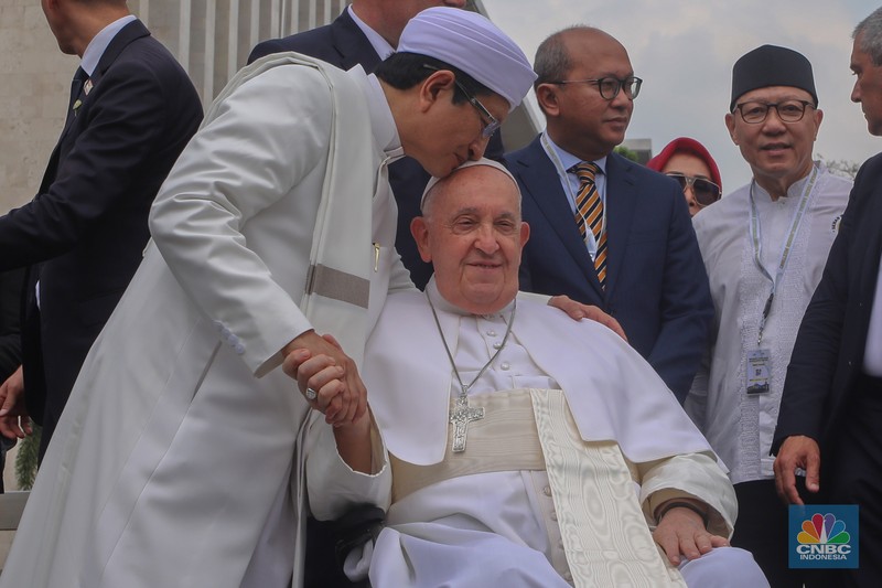 Pemimpin Tertinggi Gereja Katolik Sedunia, Paus Fransiskus, tiba di Istana Negara, Jakarta Pusat, Rabu (4/9/2024). Paus disambut langsung oleh Presiden Joko Widodo (Jokowi). Pemimpin Tertinggi Gereja Katolik Sedunia, Paus Fransiskus, tiba di Istana Negara, Jakarta Pusat, Rabu (4/9/2024). Paus disambut langsung oleh Presiden Joko Widodo (Jokowi). (CNBC Indonesia/Tri Susilo)