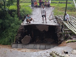 Jembatan Penghubung 2 Desa di Probolinggo Putus Diterjang Banjir