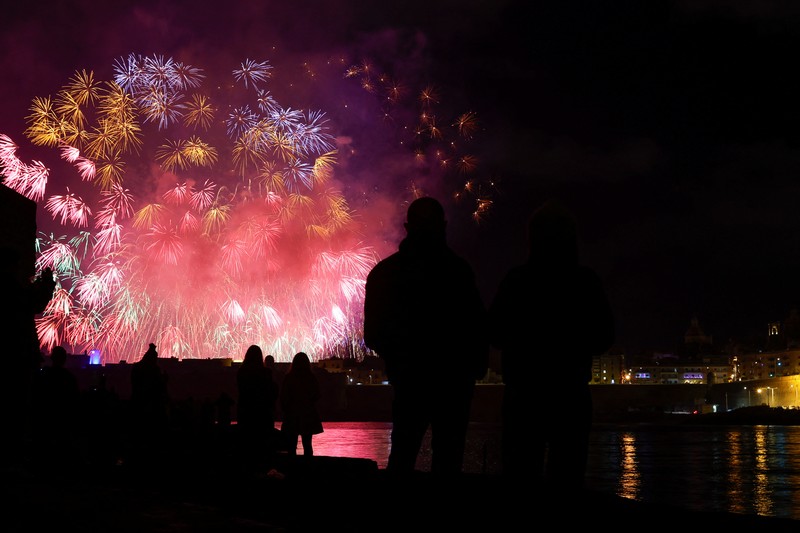 Kembang api pukul 9 malam meledak selama perayaan Malam Tahun Baru di Sydney, Australia, 31 Desember 2024. (AAP Image/Bianca De Marchi/via REUTERS)
