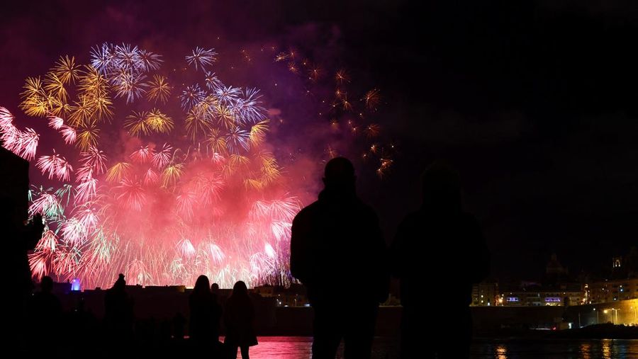Kembang api pukul 9 malam meledak selama perayaan Malam Tahun Baru di Sydney, Australia, 31 Desember 2024. (AAP Image/Bianca De Marchi/via REUTERS)