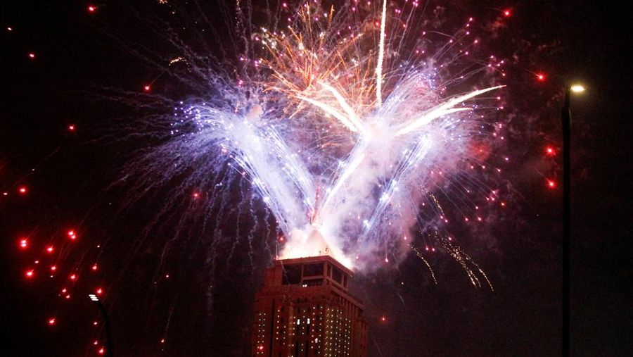 Kembang api pukul 9 malam meledak selama perayaan Malam Tahun Baru di Sydney, Australia, 31 Desember 2024. (AAP Image/Bianca De Marchi/via REUTERS)