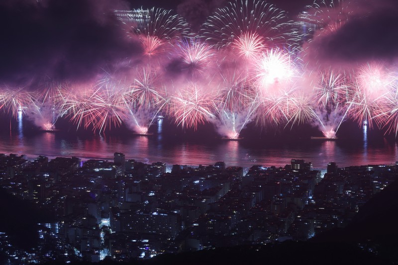 Kembang api pukul 9 malam meledak selama perayaan Malam Tahun Baru di Sydney, Australia, 31 Desember 2024. (AAP Image/Bianca De Marchi/via REUTERS)