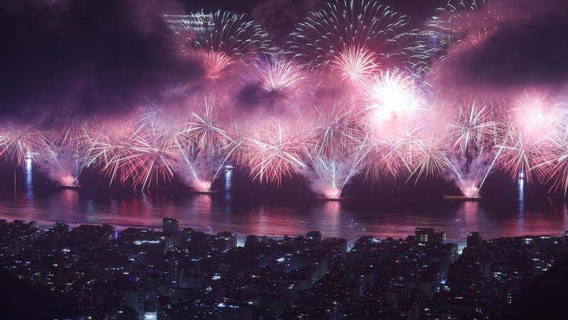Kembang api pukul 9 malam meledak selama perayaan Malam Tahun Baru di Sydney, Australia, 31 Desember 2024. (AAP Image/Bianca De Marchi/via REUTERS)