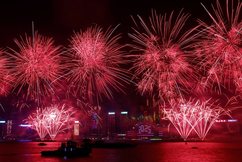 Kembang api pukul 9 malam meledak selama perayaan Malam Tahun Baru di Sydney, Australia, 31 Desember 2024. Kembang api pukul 9 malam meledak selama perayaan Malam Tahun Baru di Sydney, Australia, 31 Desember 2024. (AAP Image/Bianca De Marchi/via REUTERS)
