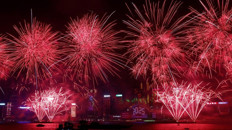 Kembang api pukul 9 malam meledak selama perayaan Malam Tahun Baru di Sydney, Australia, 31 Desember 2024. (AAP Image/Bianca De Marchi/via REUTERS)