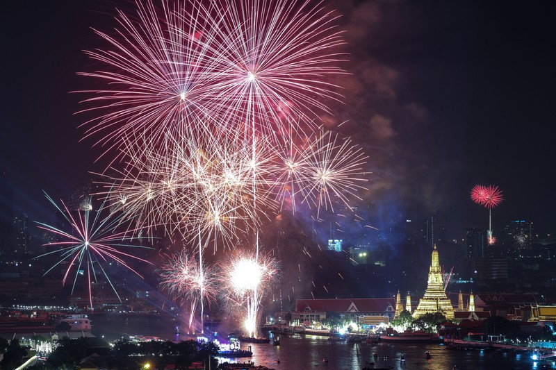 Kembang api pukul 9 malam meledak selama perayaan Malam Tahun Baru di Sydney, Australia, 31 Desember 2024. Kembang api pukul 9 malam meledak selama perayaan Malam Tahun Baru di Sydney, Australia, 31 Desember 2024. (AAP Image/Bianca De Marchi/via REUTERS)