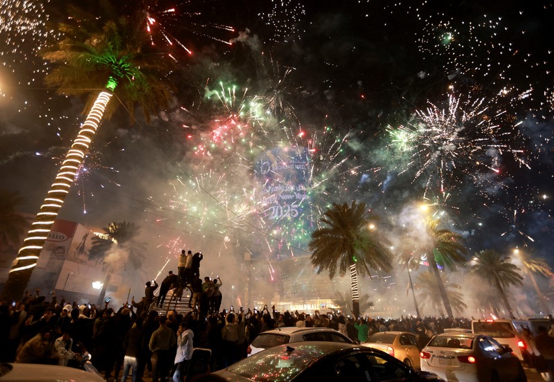 Kembang api pukul 9 malam meledak selama perayaan Malam Tahun Baru di Sydney, Australia, 31 Desember 2024. Kembang api pukul 9 malam meledak selama perayaan Malam Tahun Baru di Sydney, Australia, 31 Desember 2024. (AAP Image/Bianca De Marchi/via REUTERS)