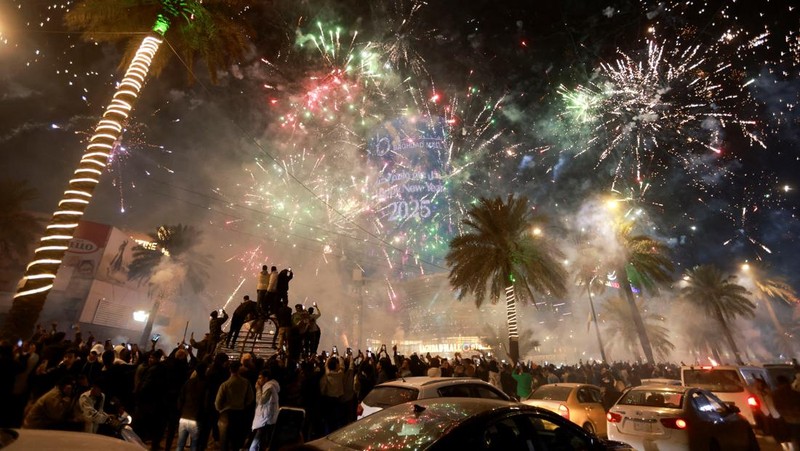 Kembang api pukul 9 malam meledak selama perayaan Malam Tahun Baru di Sydney, Australia, 31 Desember 2024. (AAP Image/Bianca De Marchi/via REUTERS)