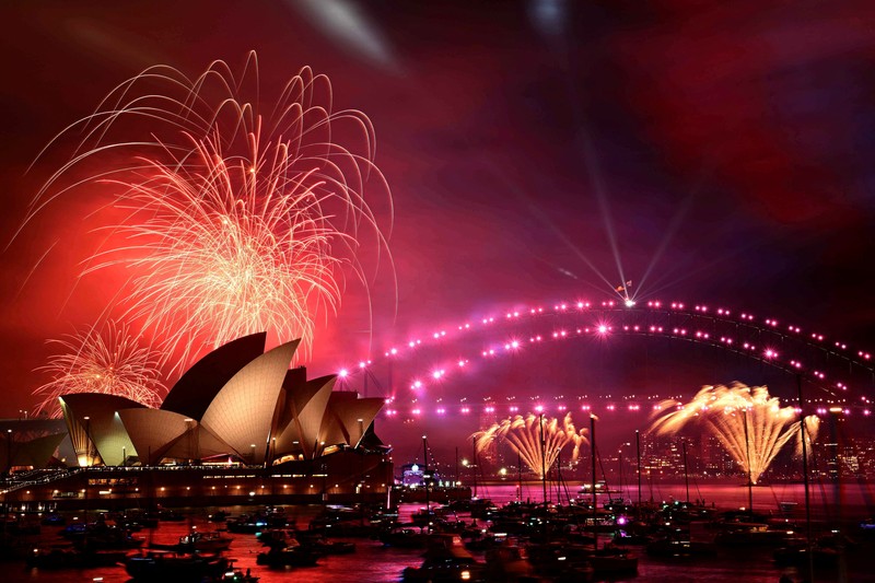 Kembang api pukul 9 malam meledak selama perayaan Malam Tahun Baru di Sydney, Australia, 31 Desember 2024. (AAP Image/Bianca De Marchi/via REUTERS)