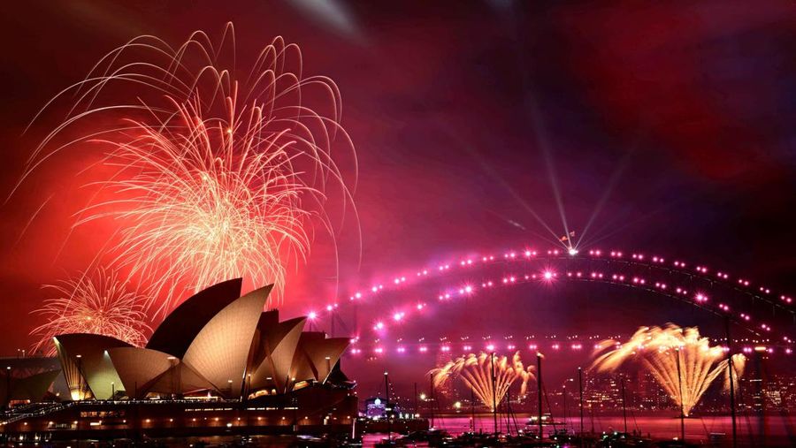 Kembang api pukul 9 malam meledak selama perayaan Malam Tahun Baru di Sydney, Australia, 31 Desember 2024. (AAP Image/Bianca De Marchi/via REUTERS)