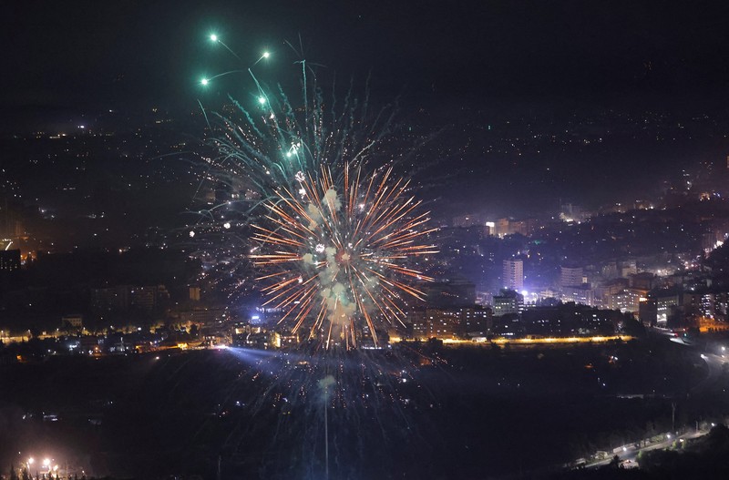 Kembang api pukul 9 malam meledak selama perayaan Malam Tahun Baru di Sydney, Australia, 31 Desember 2024. (AAP Image/Bianca De Marchi/via REUTERS)