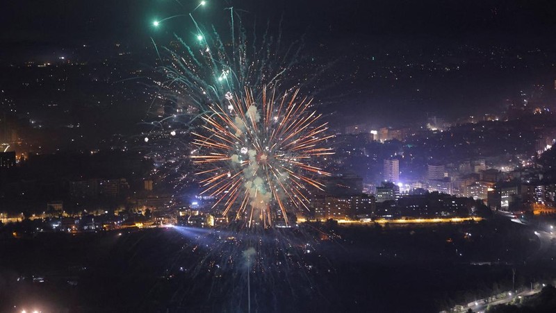 Kembang api pukul 9 malam meledak selama perayaan Malam Tahun Baru di Sydney, Australia, 31 Desember 2024. (AAP Image/Bianca De Marchi/via REUTERS)