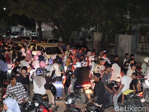 Ribuan Warga Padang Rayakan Tahun Baru di Pantai